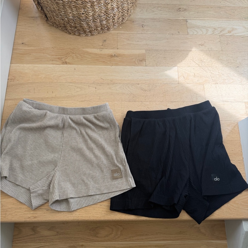 ALO Yoga Ribbed Shorts in Black and Beige